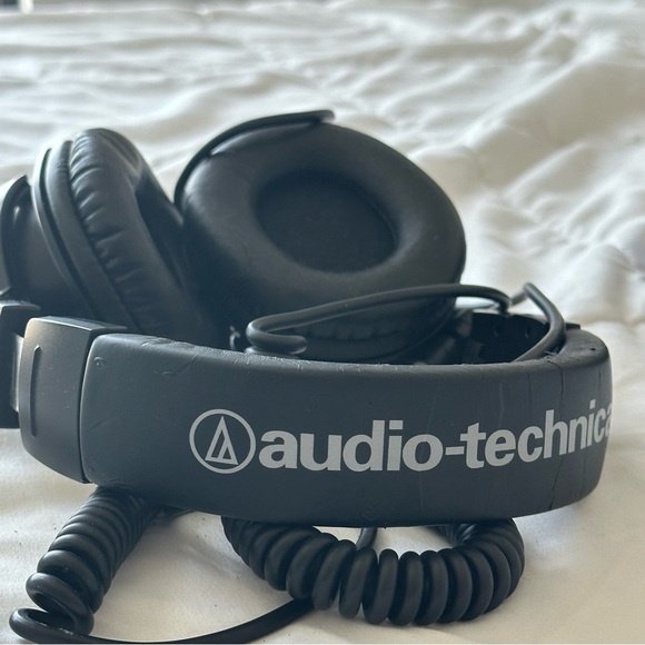 Audio-Technica ATH-M50 Professional Studio Monitor Headphones (coiled cable) - Picture 2 of 7